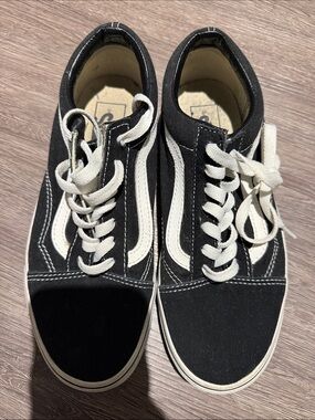 VANS Black and White Skate-Style Sneakers. Woman’s 7.5